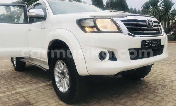 Nunua Imported Toyota Hilux Nyeupe Gari ndani ya Harare nchini Harare