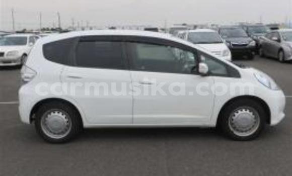 Acheter Occasion Voiture Honda Fit Blanc à Beitbridge, Matabeleland South Acheter Occasion Voiture Honda Fit Blanc à Beitbridge, Matabeleland South