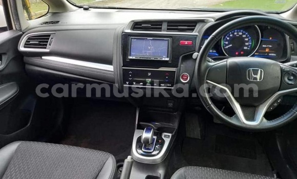 Nunua Imported Honda Fit Nyeupe Gari ndani ya Avondale nchini Harare Nunua Imported Honda Fit Nyeupe Gari ndani ya Avondale nchini Harare