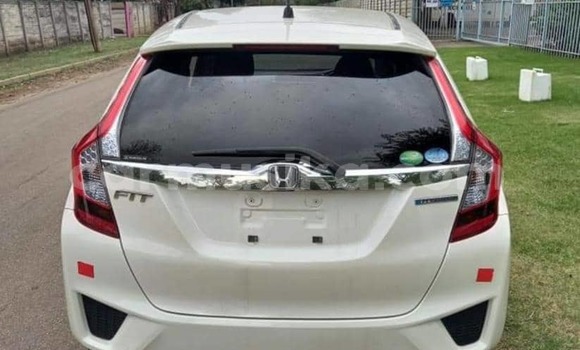 Nunua Imported Honda Fit Nyeupe Gari ndani ya Avondale nchini Harare Nunua Imported Honda Fit Nyeupe Gari ndani ya Avondale nchini Harare