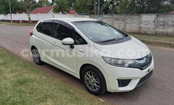 Nunua Imported Honda Fit Nyeupe Gari ndani ya Avondale nchini Harare Nunua Imported Honda Fit Nyeupe Gari ndani ya Avondale nchini Harare