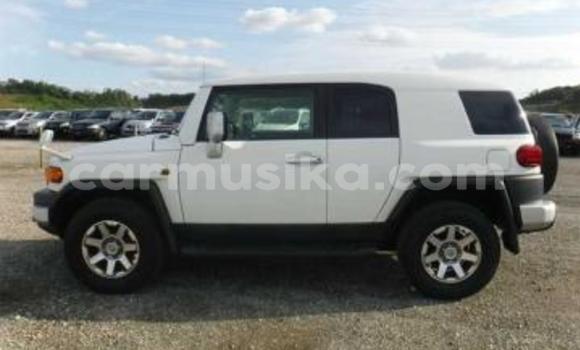 Acheter Occasion Voiture Toyota FJ Cruiser Blanc à Beitbridge, Matabeleland South Acheter Occasion Voiture Toyota FJ Cruiser Blanc à Beitbridge, Matabeleland South