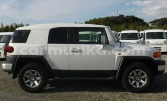 Acheter Occasion Voiture Toyota FJ Cruiser Blanc à Beitbridge, Matabeleland South Acheter Occasion Voiture Toyota FJ Cruiser Blanc à Beitbridge, Matabeleland South