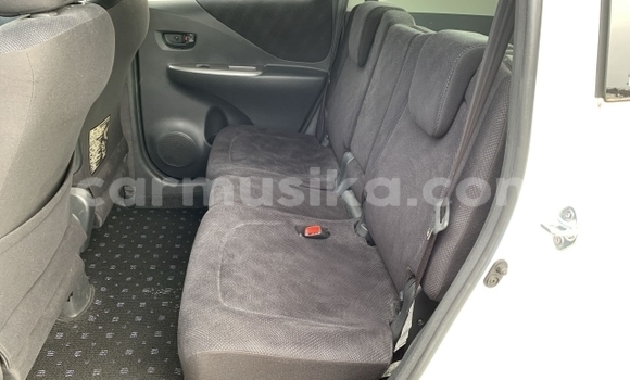 Acheter Occasion Voiture Toyota Ractis Blanc à Beitbridge, Matabeleland South Acheter Occasion Voiture Toyota Ractis Blanc à Beitbridge, Matabeleland South