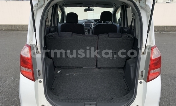 Acheter Occasion Voiture Toyota Ractis Blanc à Beitbridge, Matabeleland South Acheter Occasion Voiture Toyota Ractis Blanc à Beitbridge, Matabeleland South