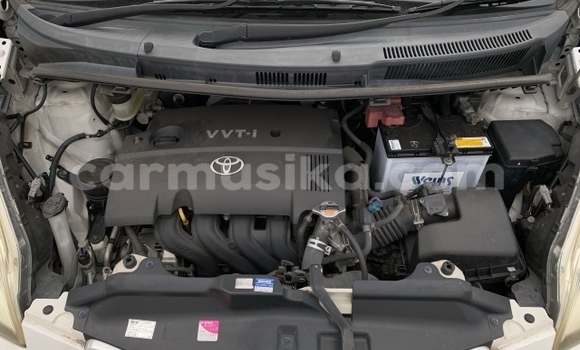 Acheter Occasion Voiture Toyota Ractis Blanc à Beitbridge, Matabeleland South Acheter Occasion Voiture Toyota Ractis Blanc à Beitbridge, Matabeleland South