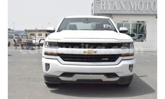 Nunua Imported Chevrolet Silverado Nyeupe Gari ndani ya Import - Dubai nchini Harare
