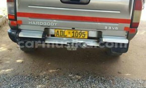 Nunua Ilio tumika Nissan Hardbody Fedha Gari ndani ya Alexandra Park nchini Harare