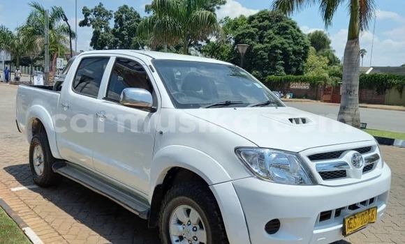 Nunua Ilio tumika Toyota Hilux Nyeupe Gari ndani ya Harare nchini Harare