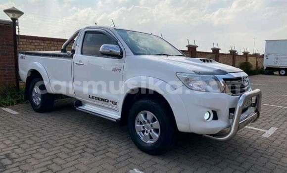 Nunua Ilio tumika Toyota Hilux Nyeupe Gari ndani ya Borrowdale nchini Harare