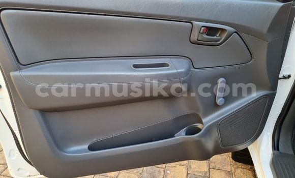 Buy Used Toyota Hilux White Car in Beitbridge in Matabeleland South Buy Used Toyota Hilux White Car in Beitbridge in Matabeleland South