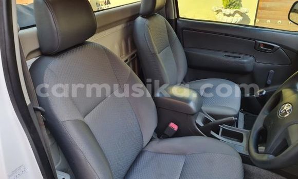 Buy Used Toyota Hilux White Car in Beitbridge in Matabeleland South Buy Used Toyota Hilux White Car in Beitbridge in Matabeleland South