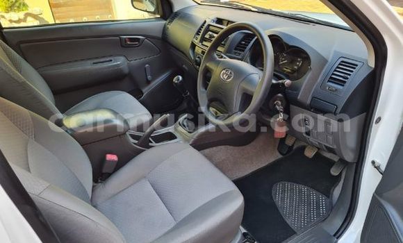 Buy Used Toyota Hilux White Car in Beitbridge in Matabeleland South Buy Used Toyota Hilux White Car in Beitbridge in Matabeleland South