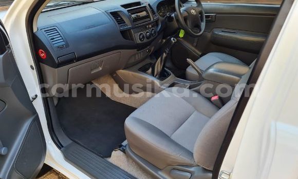 Buy Used Toyota Hilux White Car in Beitbridge in Matabeleland South Buy Used Toyota Hilux White Car in Beitbridge in Matabeleland South