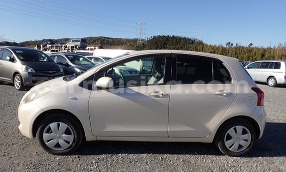Acheter Occasion Voiture Toyota Vitz Beige à Beitbridge, Matabeleland South Acheter Occasion Voiture Toyota Vitz Beige à Beitbridge, Matabeleland South