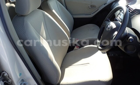 Acheter Occasion Voiture Toyota Vitz Beige à Beitbridge, Matabeleland South Acheter Occasion Voiture Toyota Vitz Beige à Beitbridge, Matabeleland South