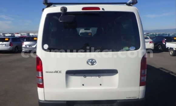 Tenga Tsaru Toyota RegiusAce Chena Mota in Beitbridge in Matabeleland South Tenga Tsaru Toyota RegiusAce Chena Mota in Beitbridge in Matabeleland South