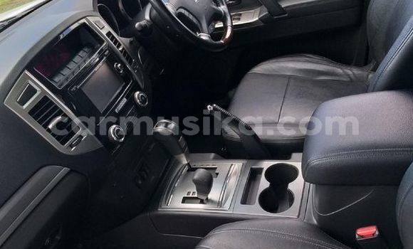 Acheter Occasion Voiture Mitsubishi Pajero Blanc à Beitbridge, Matabeleland South Acheter Occasion Voiture Mitsubishi Pajero Blanc à Beitbridge, Matabeleland South