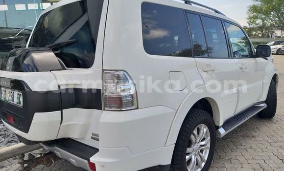 Acheter Occasion Voiture Mitsubishi Pajero Blanc à Beitbridge, Matabeleland South Acheter Occasion Voiture Mitsubishi Pajero Blanc à Beitbridge, Matabeleland South