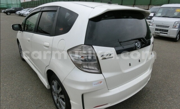 Acheter Occasion Voiture Honda Fit Blanc à Beitbridge, Matabeleland South Acheter Occasion Voiture Honda Fit Blanc à Beitbridge, Matabeleland South