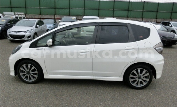 Acheter Occasion Voiture Honda Fit Blanc à Beitbridge, Matabeleland South Acheter Occasion Voiture Honda Fit Blanc à Beitbridge, Matabeleland South
