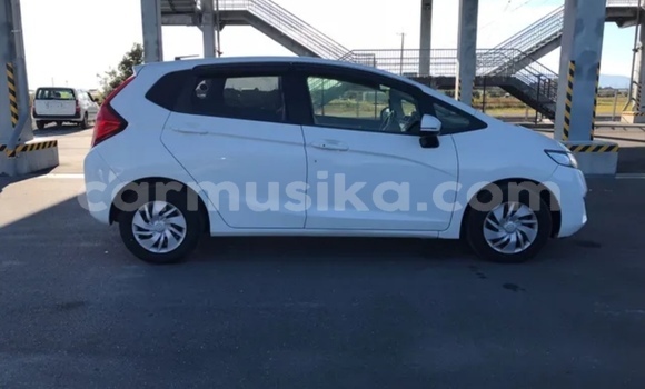 Acheter Occasion Voiture Honda Fit Blanc à Beitbridge, Matabeleland South Acheter Occasion Voiture Honda Fit Blanc à Beitbridge, Matabeleland South