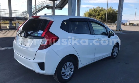 Acheter Occasion Voiture Honda Fit Blanc à Beitbridge, Matabeleland South Acheter Occasion Voiture Honda Fit Blanc à Beitbridge, Matabeleland South