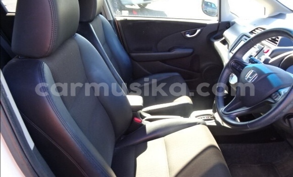 Nunua Ilio tumika Honda Fit Nyeupe Gari ndani ya Beitbridge nchini Matabeleland Kusini Nunua Ilio tumika Honda Fit Nyeupe Gari ndani ya Beitbridge nchini Matabeleland Kusini