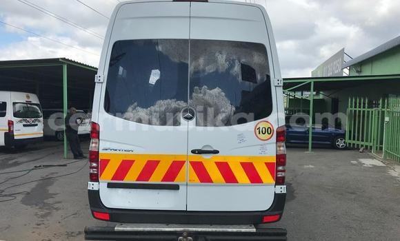 Tenga Tsaru Mercedes‒Benz Esprit Chena Mota in Beitbridge in Matabeleland South Tenga Tsaru Mercedes‒Benz Esprit Chena Mota in Beitbridge in Matabeleland South