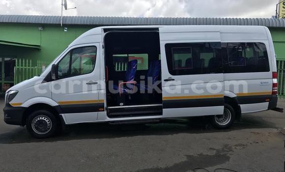 Tenga Tsaru Mercedes‒Benz Esprit Chena Mota in Beitbridge in Matabeleland South Tenga Tsaru Mercedes‒Benz Esprit Chena Mota in Beitbridge in Matabeleland South