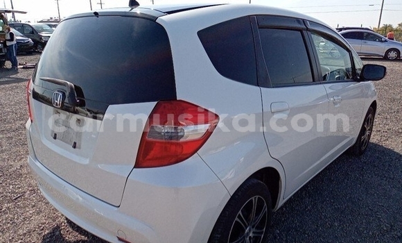 Acheter Occasion Voiture Honda Fit Blanc à Beitbridge, Matabeleland South Acheter Occasion Voiture Honda Fit Blanc à Beitbridge, Matabeleland South