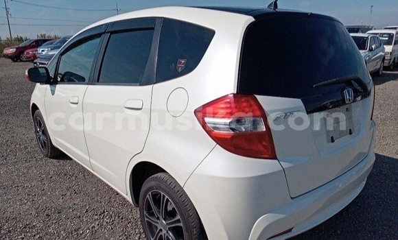 Acheter Occasion Voiture Honda Fit Blanc à Beitbridge, Matabeleland South Acheter Occasion Voiture Honda Fit Blanc à Beitbridge, Matabeleland South