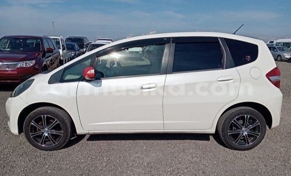 Acheter Occasion Voiture Honda Fit Blanc à Beitbridge, Matabeleland South Acheter Occasion Voiture Honda Fit Blanc à Beitbridge, Matabeleland South