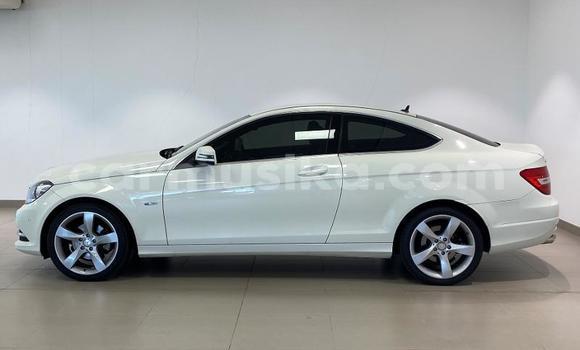 Acheter Occasion Voiture Mercedes-Benz C250 coupe Blanc à Beitbridge, Matabeleland South Acheter Occasion Voiture Mercedes-Benz C250 coupe Blanc à Beitbridge, Matabeleland South