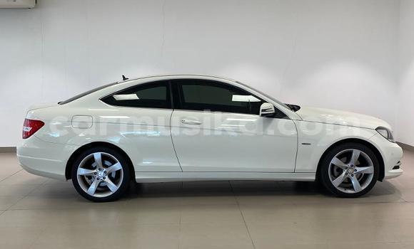 Acheter Occasion Voiture Mercedes-Benz C250 coupe Blanc à Beitbridge, Matabeleland South Acheter Occasion Voiture Mercedes-Benz C250 coupe Blanc à Beitbridge, Matabeleland South