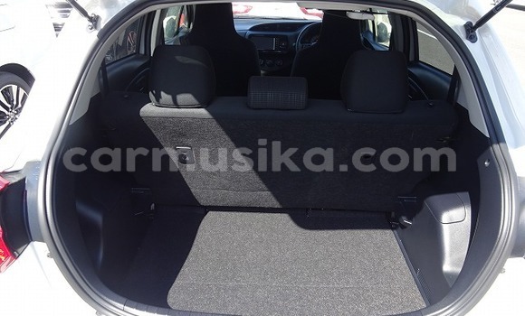 Acheter Import Voiture Toyota Vitz Blanc à Beitbridge, Matabeleland South Acheter Import Voiture Toyota Vitz Blanc à Beitbridge, Matabeleland South