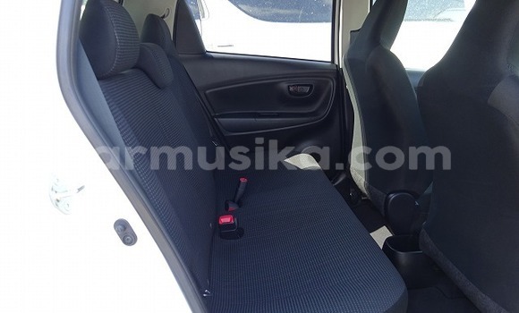 Acheter Import Voiture Toyota Vitz Blanc à Beitbridge, Matabeleland South Acheter Import Voiture Toyota Vitz Blanc à Beitbridge, Matabeleland South