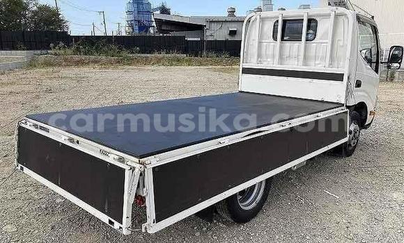 Acheter Import Utilitaire Toyota Dyna Blanc à Beitbridge, Matabeleland South Acheter Import Utilitaire Toyota Dyna Blanc à Beitbridge, Matabeleland South