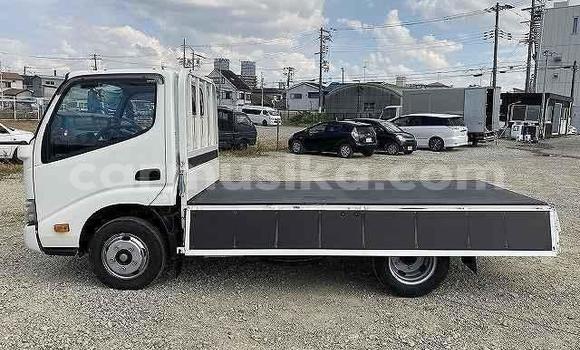 Acheter Import Utilitaire Toyota Dyna Blanc à Beitbridge, Matabeleland South Acheter Import Utilitaire Toyota Dyna Blanc à Beitbridge, Matabeleland South