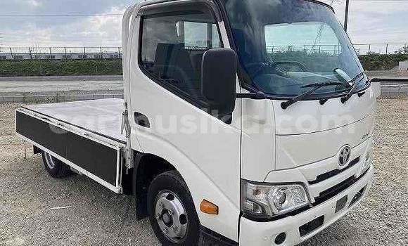 Acheter Import Utilitaire Toyota Dyna Blanc à Beitbridge, Matabeleland South Acheter Import Utilitaire Toyota Dyna Blanc à Beitbridge, Matabeleland South