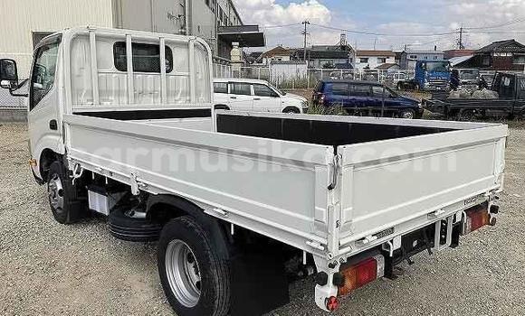 Acheter Import Utilitaire Toyota Dyna Blanc à Beitbridge, Matabeleland South Acheter Import Utilitaire Toyota Dyna Blanc à Beitbridge, Matabeleland South