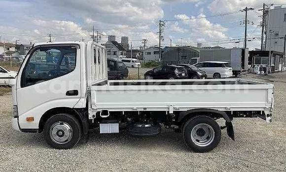 Acheter Import Utilitaire Toyota Dyna Blanc à Beitbridge, Matabeleland South Acheter Import Utilitaire Toyota Dyna Blanc à Beitbridge, Matabeleland South