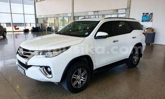 Nunua Ilio tumika Toyota Fortuner Nyeupe Gari ndani ya Beitbridge nchini Matabeleland Kusini Nunua Ilio tumika Toyota Fortuner Nyeupe Gari ndani ya Beitbridge nchini Matabeleland Kusini