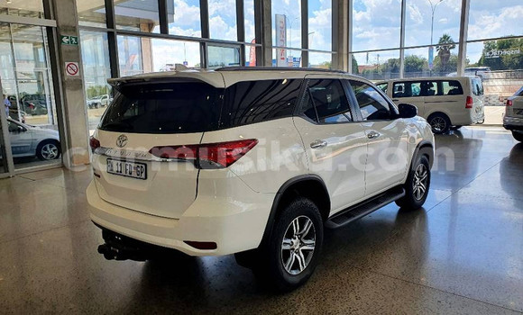 Nunua Ilio tumika Toyota Fortuner Nyeupe Gari ndani ya Beitbridge nchini Matabeleland Kusini Nunua Ilio tumika Toyota Fortuner Nyeupe Gari ndani ya Beitbridge nchini Matabeleland Kusini