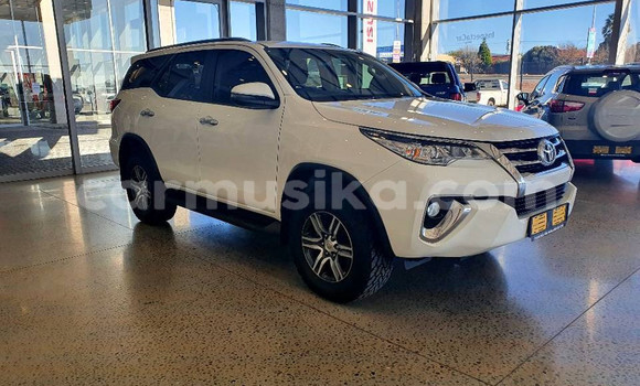 Nunua Ilio tumika Toyota Fortuner Nyeupe Gari ndani ya Beitbridge nchini Matabeleland Kusini Nunua Ilio tumika Toyota Fortuner Nyeupe Gari ndani ya Beitbridge nchini Matabeleland Kusini