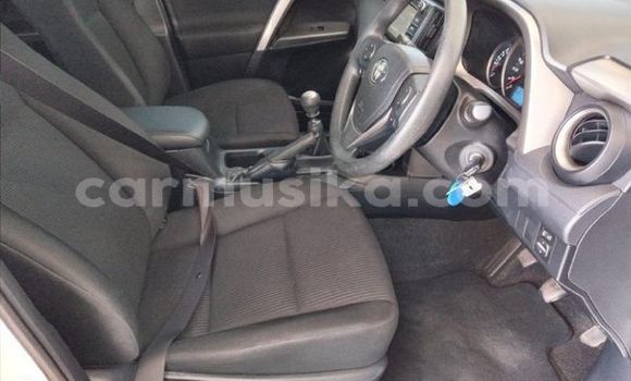 Nunua Ilio tumika Toyota RAV4 Nyeupe Gari ndani ya Beitbridge nchini Matabeleland Kusini Nunua Ilio tumika Toyota RAV4 Nyeupe Gari ndani ya Beitbridge nchini Matabeleland Kusini