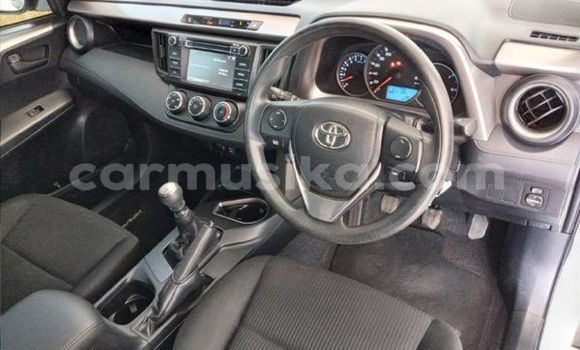 Nunua Ilio tumika Toyota RAV4 Nyeupe Gari ndani ya Beitbridge nchini Matabeleland Kusini Nunua Ilio tumika Toyota RAV4 Nyeupe Gari ndani ya Beitbridge nchini Matabeleland Kusini