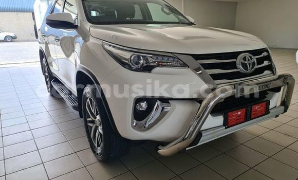 Acheter Occasion Voiture Toyota Fortuner Blanc à Beitbridge, Matabeleland South Acheter Occasion Voiture Toyota Fortuner Blanc à Beitbridge, Matabeleland South