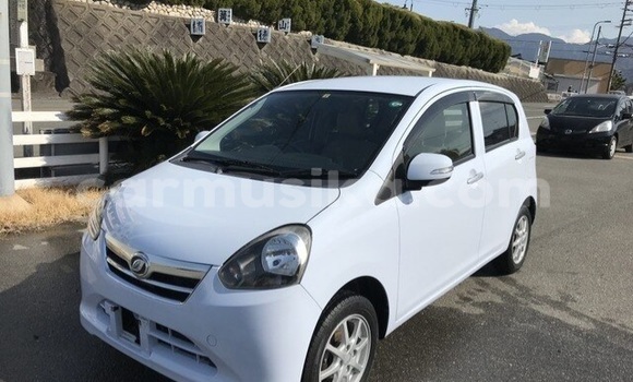Buy Used Daihatsu MAX White Car in Beitbridge in Matabeleland South