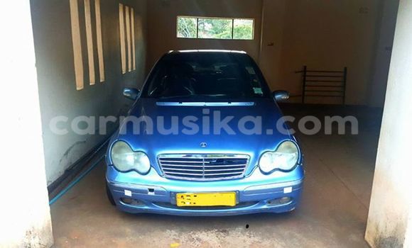 Nunua Ilio tumika Mercedes‒Benz C–Class Bluu Gari ndani ya Alexandra Park nchini Harare